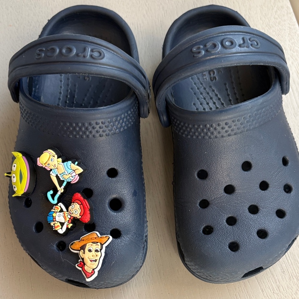 CROCS  CLASSIC CLOGS With Jibbitz UNISEX  NAVY Sz: C8; EUC